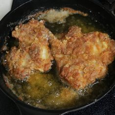 小麦粉を②に薄くまぶし、その上から片栗粉をまぶす。フライパンに5mm程度油を入れた中に身側から入れて強火にかける。