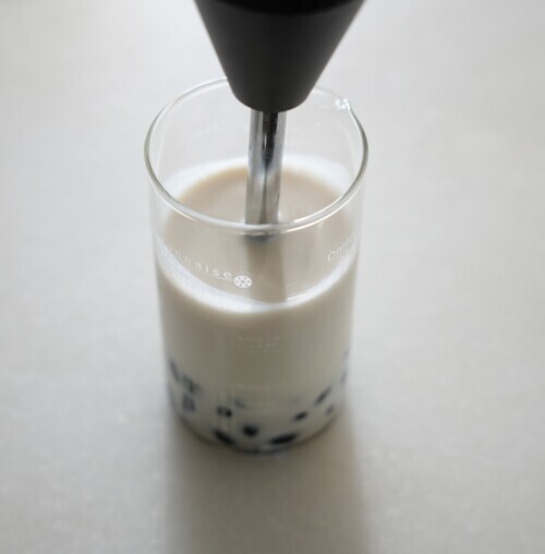 牛乳を40℃程度に温め、砂糖と黒豆を加えてブレンダーでなめらかにする。