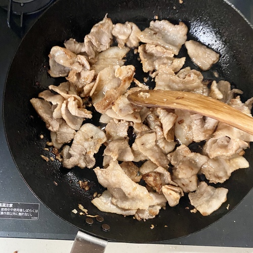 フライパンにごま油とにんにく、生姜を加え中火にかける。にんにくの香りがしてきたら豚バラ肉を加えて炒める。