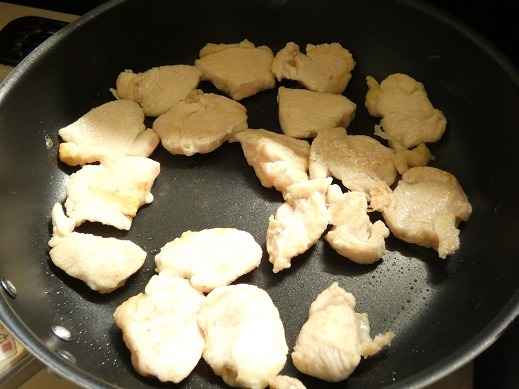 フライパンに油と鶏胸肉を入れて焼きます。