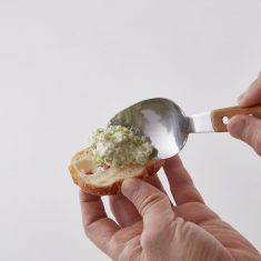 バケットに③をぬり、生ハムを丸めてのせ、黒こしょうをふる。