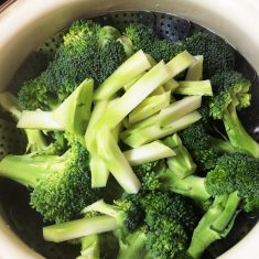 ブロッコリーは食べやすい大きさに分ける。茎は皮をむき、食べやすい大きさに切る。蒸し器で5〜10分蒸す。蒸し時間は量により変わってくるため、様子を見てお好みのかたさで火を止める。