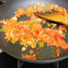 他の野菜も加えてトマトの水分が飛ぶまで炒める。