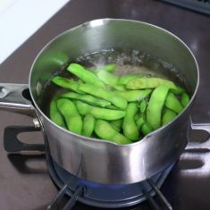 春巻きの皮は半分に切り、手前にクリームチーズを塗ったらその上に枝豆を並べて置く。