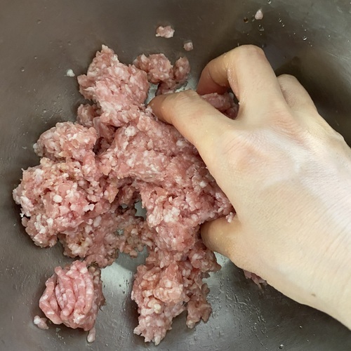 ボウルに豚ひき肉を入れ、調味料を加えてよく混ぜる。③も加えて混ぜ、ズッキーニの枚数に合せて等分する。
