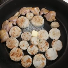 しめじがしんなりしてきたら、残りのバターとポン酢しょうゆを入れてからめるように炒め合わせる。