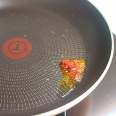 フライパンに油(分量外)を熱し豆板醤を炒め、①も加えて炒める。