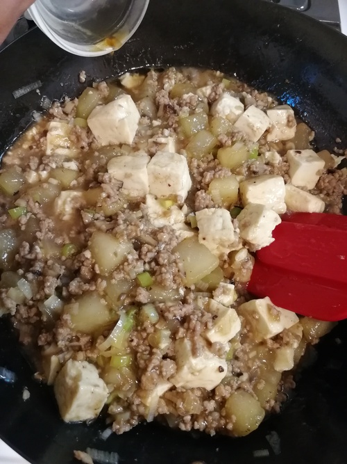 仕上げにコショウと、鍋肌からごま油を加えて完成。
※辛味をつけていないので、辛くしたい場合は花椒唐辛子をかけるのがおすすめです。