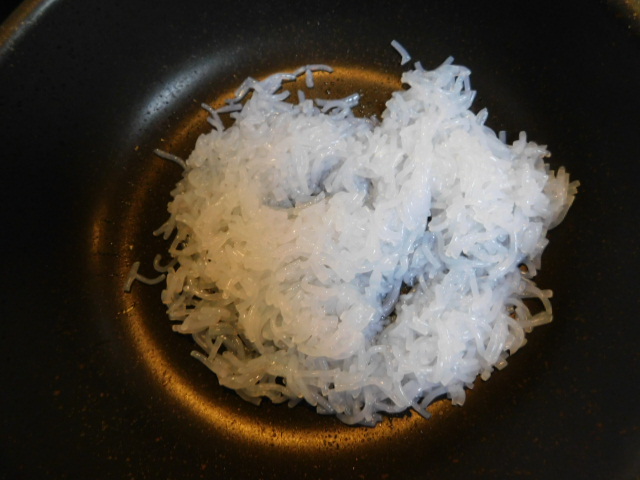 鍋にサラダ油を熱し、①のしらたきをよく炒める。