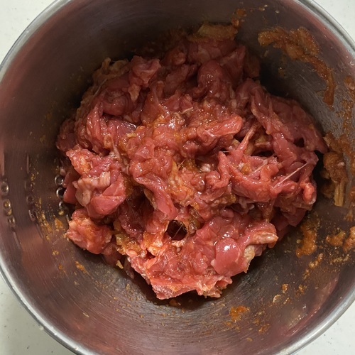 牛肉を食べやすい大きさに切りボウルに入れる。すりおろしたりんごと調味料と合わせてボウルに入れる。手で揉み込み15分程漬け込む。
