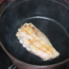 鍋に油(分量外)を鍋に入れて熱し、豚肉を入れて全体的に焼き色をつける。