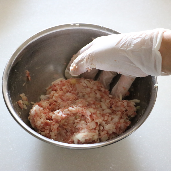 豚ひき肉に塩を加えて粘り気が出るまで混ぜ、①の白菜みじん切り、②の玉ねぎとしょうが、オイスターソースも加えて混ぜる。