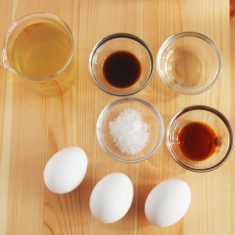 卵をボウルに割入れ、菜箸でよく溶きほぐす。