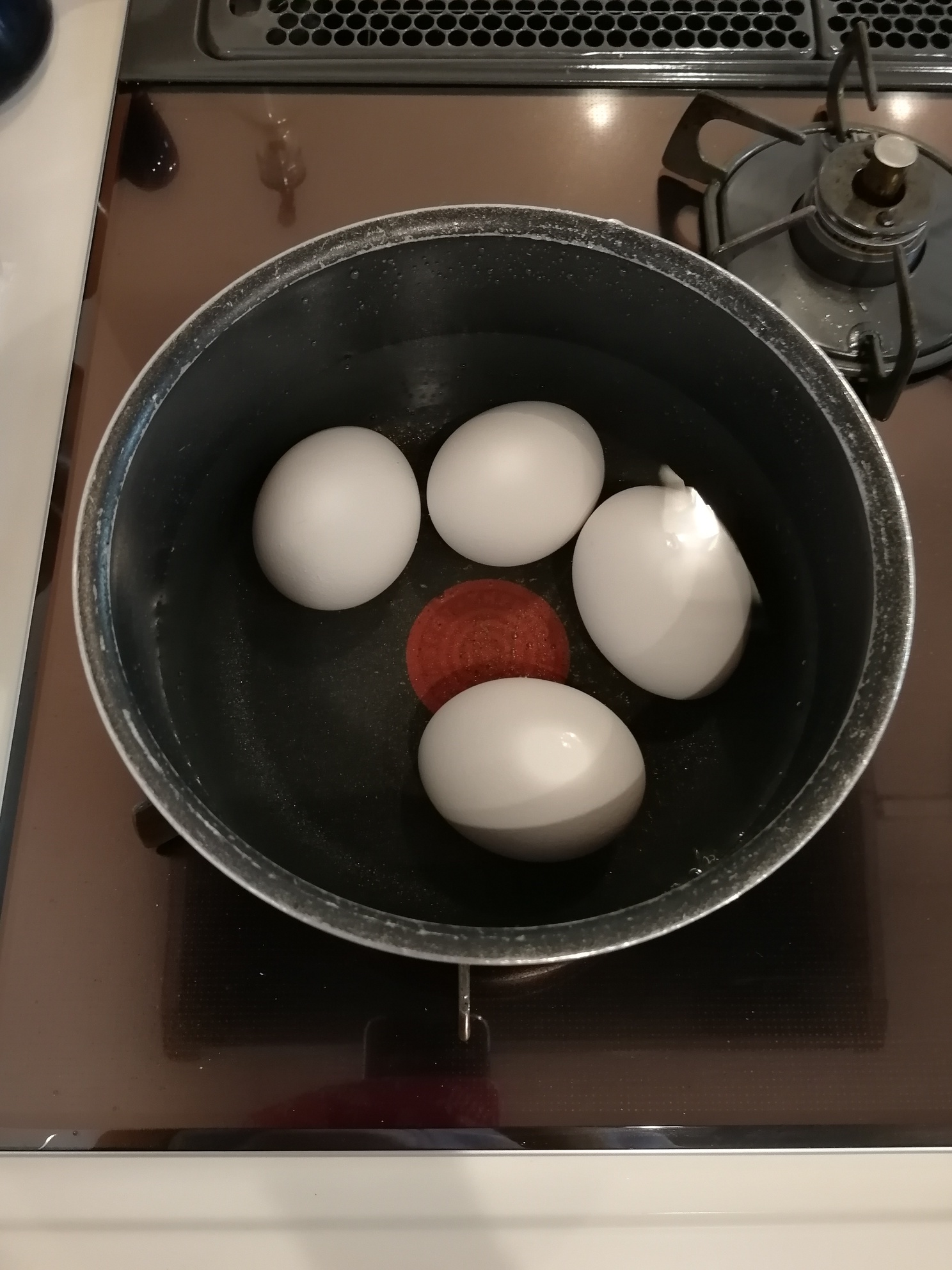 卵は、冷蔵庫から出して小鍋に入れ水をかぶるくらいまで入れて火にかけ沸騰したら火を弱めて9分茹でる。良く冷やしてから殻を剥く。