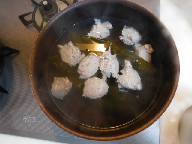 鍋に昆布水を入れ、沸騰させ、つみれをスプーンなどで落としていく。途中、灰汁をとる。
