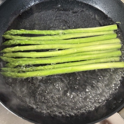 アスパラの根本側の皮をピーラーで剥き、塩を加えたお湯でさっと湯がき、冷水にとる。
