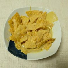 ヨーグルトをにひと皿に大さじ2、鶏肉のささみ、玉ねぎのみじん切り、パクチーをかける