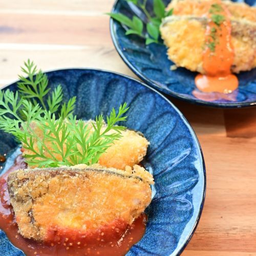 皿にもりつけ、お好みのソースをかけパセリなどをあしらう。