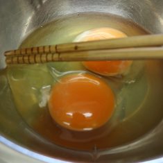 牛乳は耐熱容器に入れ40℃程度にレンジで温め、砂糖を混ぜて溶かす。
