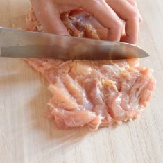 鶏もも肉は厚みのある部分を開いて均等にし、皮目に切れ込みを入れ半分に切る。ズッキーニは輪切りに切る。