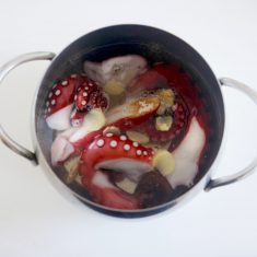 たことしょうがを鍋に入れ、炭酸水、酒、砂糖を加えて蓋をして30分程煮る。