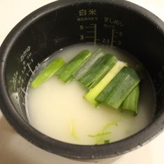 鶏もも肉はフォークで何箇所か穴を空けて、皮目を下にして入れます。