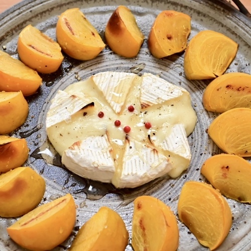 皿に盛りつけ、ピンクペッパー、黒こしょう、はちみつをかける。