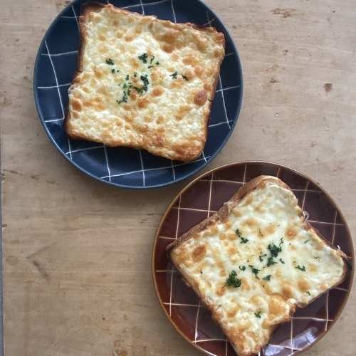 チーズが溶けて焼き色がついたらパセリを散らして完成。