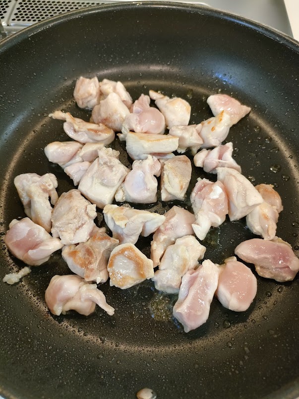 フライパンにオリーブオイル大さじ1を熱し、鶏肉に焼き色を付けるように焼く。