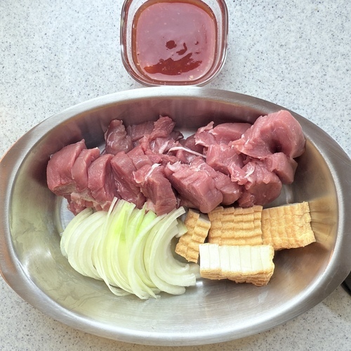 ＝下準備＝
豚ひれ肉は1㎝幅に切り、塩（分量外）をふっておく。
厚揚げは縦半分に切り、5㎜幅に切る。
玉ねぎは繊維に逆らった向きに薄切り。
＝甘酢＝を合わせておく。
