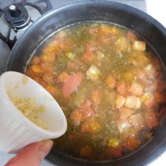 鍋に、水、出汁の素、トマトをいれ、軽く煮る。