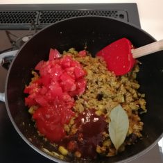 トマト、ソース、ケチャップ、はちみつ、ローリエ、水を入れ、さらに炒める。