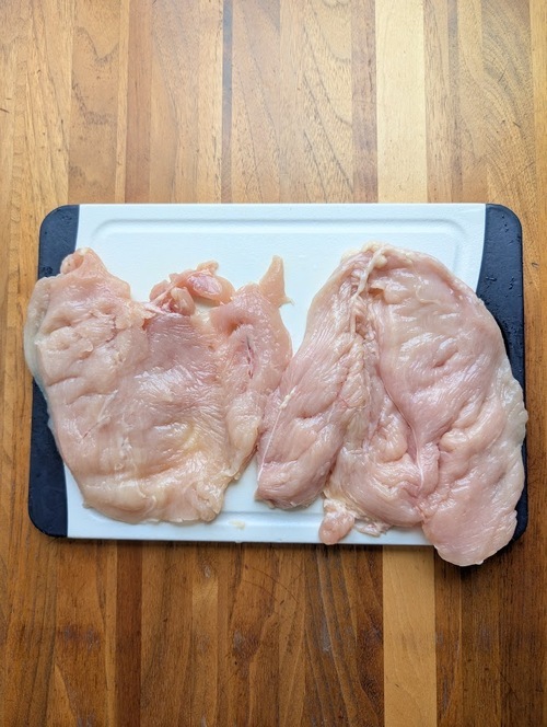 鶏むね肉は皮をはいで観音開きにし、叩いて薄くする。