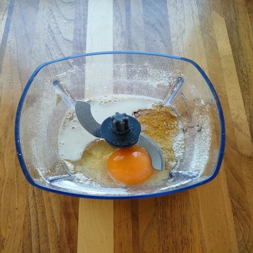 卵と豆乳、はちみつを加えて再び攪拌。ベーキングパウダーと重曹を加えて、さらに攪拌させ、歯を抜き取る。

