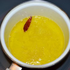 牡蠣と塩以外の材料を全て小鍋に入れ、とろ火で香りを移していく。