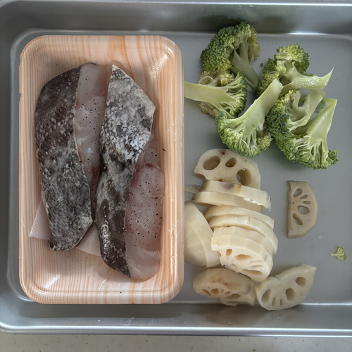 白身魚に塩こしょうをふる。
レンコンとブロッコリーは食べやすい大きさに切る。