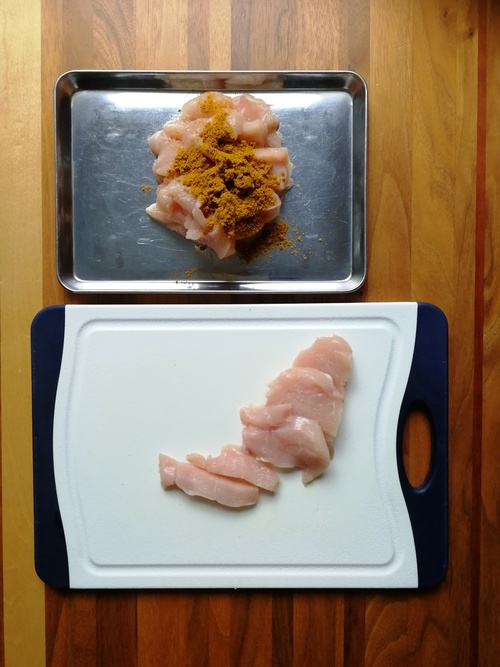 鶏むね肉は皮を取り除き、縦向きに半分に切る。筋線維を断ち切るように7㎜幅くらいにスライスし、さらに縦長に切る。
