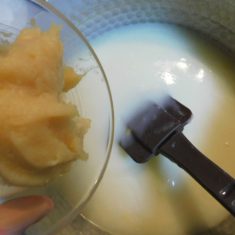 ②のペーストに④の煮汁と牛乳、生クリームを混ぜ、④にくわえていく。