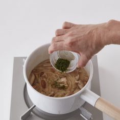 小鍋にA、玉ねぎ、しいたけをいれ、よく混ぜたら、中火にかける。
混ぜながら、とろみをつけ、火を止めたら、青のりを加える。塩で味を調え、２にかける。