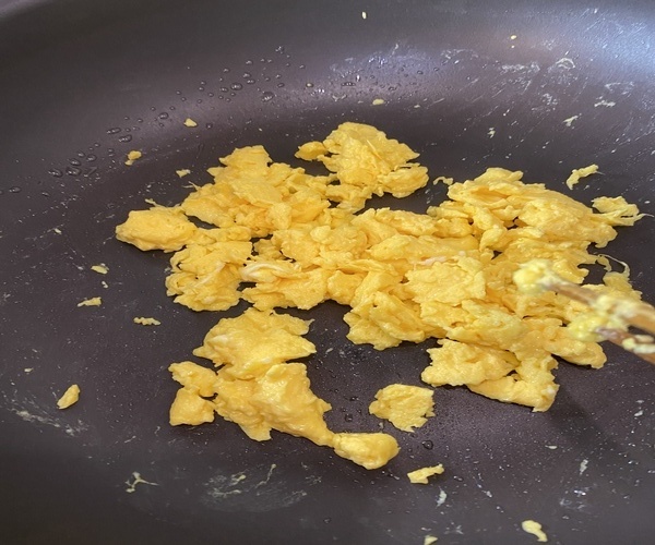 フライパンにサラダ油（分量外・適量）を熱する。卵を割りほぐし炒り卵を作り、バットなどに出しておく。 