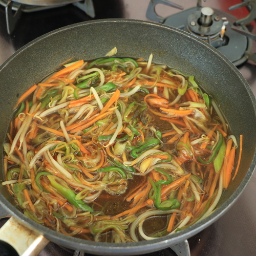 フライパンを中火で熱し、ピーマン、にんじん、ねぎを入れて炒める。野菜がしんなりしてきたらもやしも加えて炒め、Aを全て入れ、水溶きかたくり粉でとろみをつけ、火を止めてごま油を回しかける。