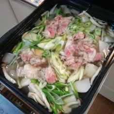 マルチグリルのキャセロールに出し汁を入れ、里芋・ごぼう・こんにゃく・しめじ、酒と砂糖を入れ、調理モード［煮る］で15分里芋が軟らかくなるまで加熱する。