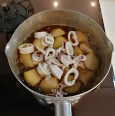 イカを戻し入れ、3分ほど煮からめる。