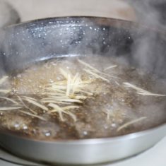 両面が焼けたら、焼けたしいたけを取り出し、千切りにした生姜を入れ軽くなじませる。なじんだところへ先ほど焼いたしいたけを並べ、①を絡めて蓋をしてしっかり火が通るまで弱火で蒸す。