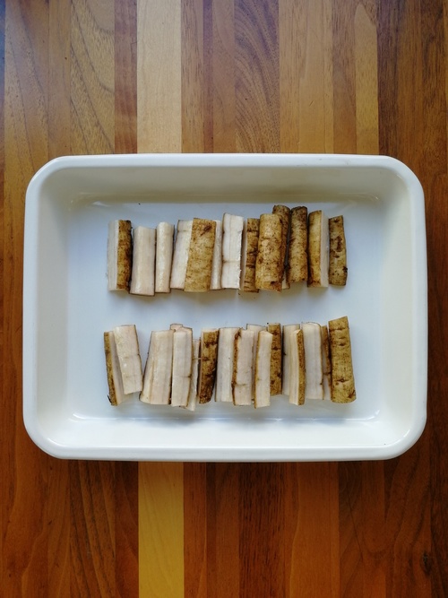 ごぼうは良く洗い、皮付きのまま5㎝長さに切り、縦半分か４つ割りにする。