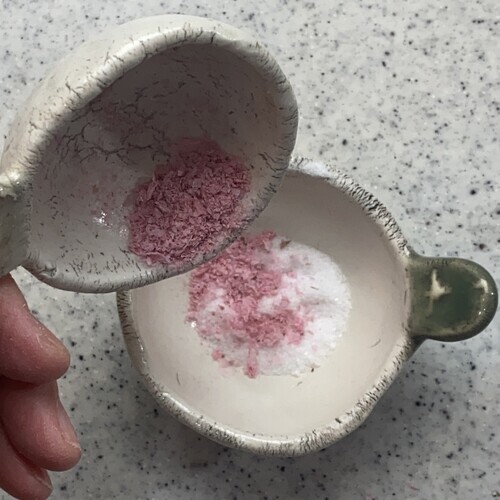 =A=桜塩を作る。
桜の花びらは水に15分ほど漬けて塩抜きをし、電子レンジ（600W）で1分加熱して乾燥後、手で細かくして塩と混ぜておく。