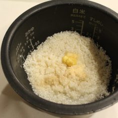 長ネギは5cmくらいにカット、パクチーの根は包丁の背でつぶして加えます。