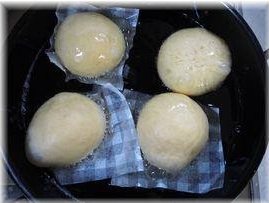 軽く上から押さえて オーブンペーパーごと、180度の油できつね色になるまで揚げる。