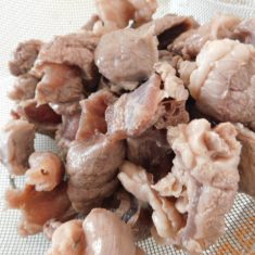 圧力鍋にすべての材料と調味料をいれ、15分程加圧し、煮こんでいく。（圧力鍋によって、加圧時間は調整してください。）
