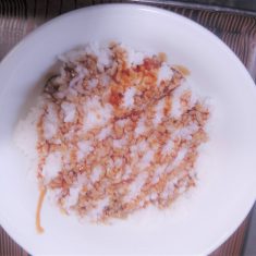 あたたかいご飯を丼に入れ、たれを半分ほどかける。